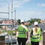 två tjänstemän inom bygg tittar ut över lund.