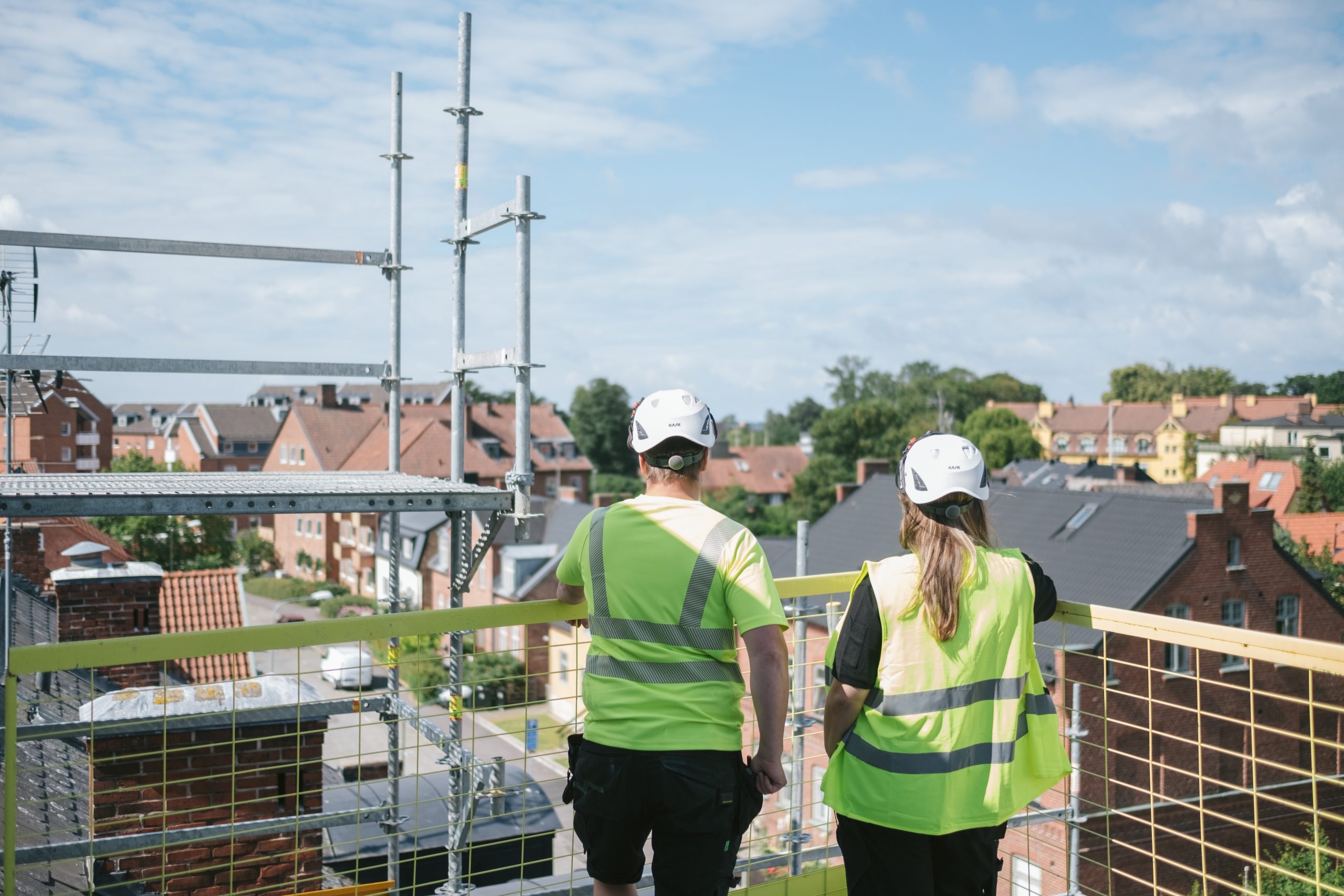 två tjänstemän inom bygg tittar ut över lund.