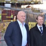 Albert Hæhre og Jørgen Evensen utenfor byggeplass