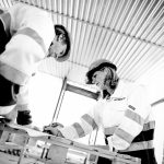 Betonmast Rostigen: Illsutrasjon i svart hvitt fra byggeplass med to personer.