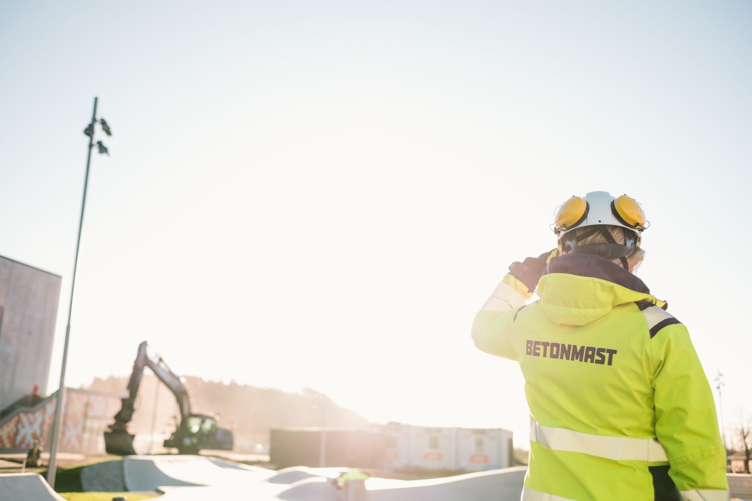 kvinna på byggarbetsplats