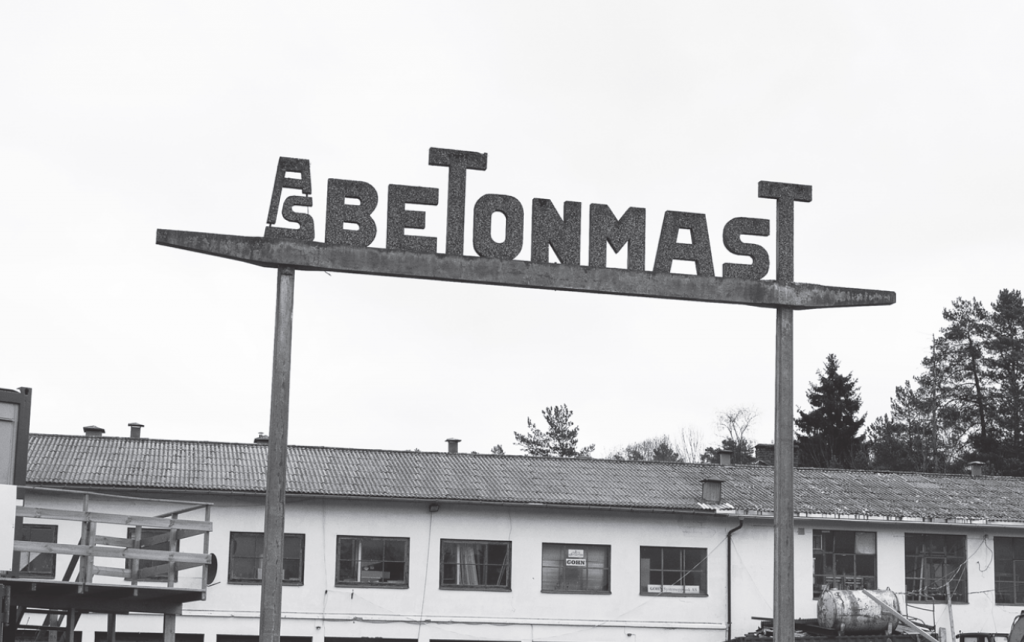 Gammal betonmastskylt utanför gamla fabrikslokalerna i Oslo.